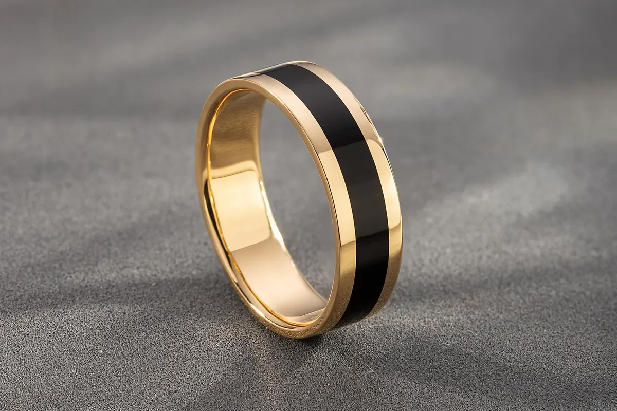 Men's engagement ring in yellow gold and black enamel.